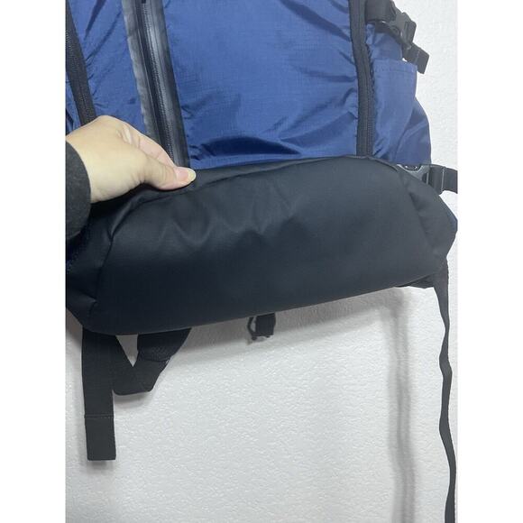 Oakley NEW Backpack Blue Outdoor Backpack Compartments Insulated Pocket - Picture 5 of 16